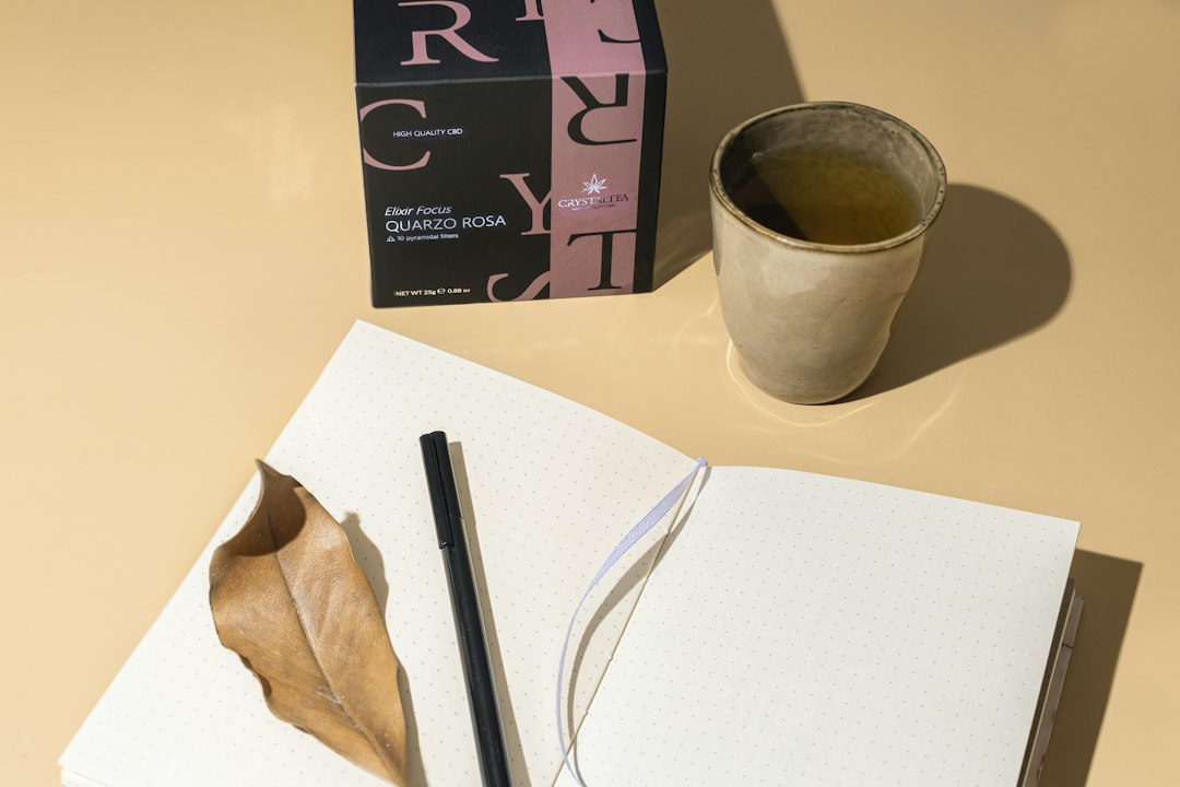 Livre et tasse de thé dans une lumière douce, ambiance calme